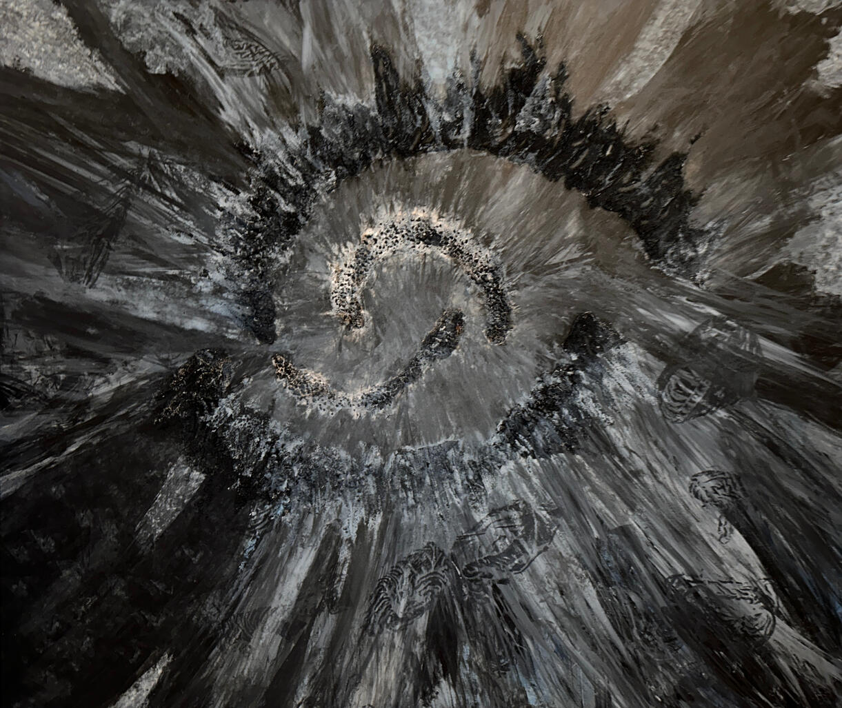 Monochrome Spiralstruktur in Grau‑Schwarz mit verdichteter, roher Präsenz.