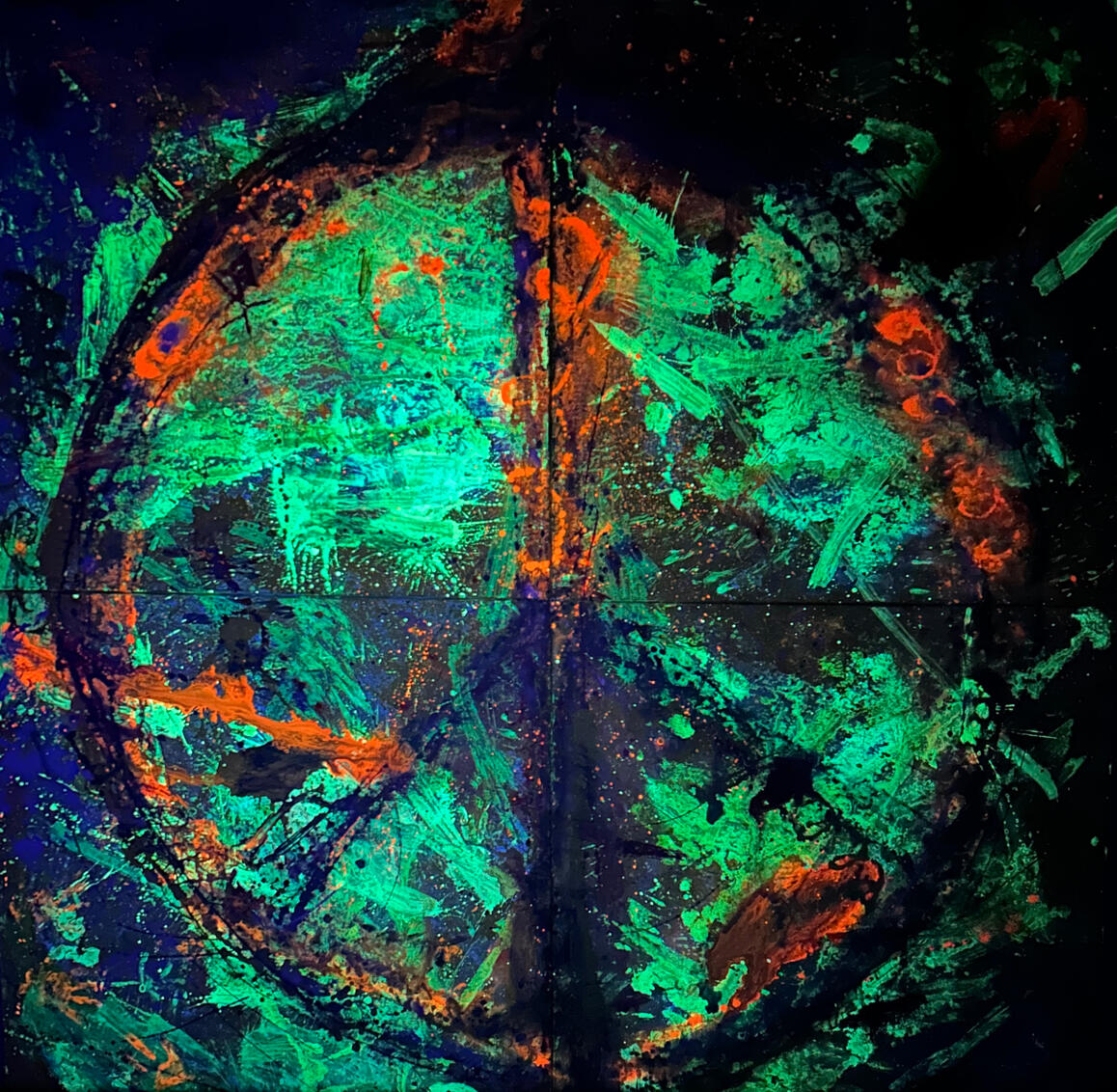 Schwarzlichtaufnahme von Radiance Origin mit UV‑aktiven Pigmenten: leuchtende, energetische Ebene, die die Farbdichte und Präsenz des Werks intensiviert.