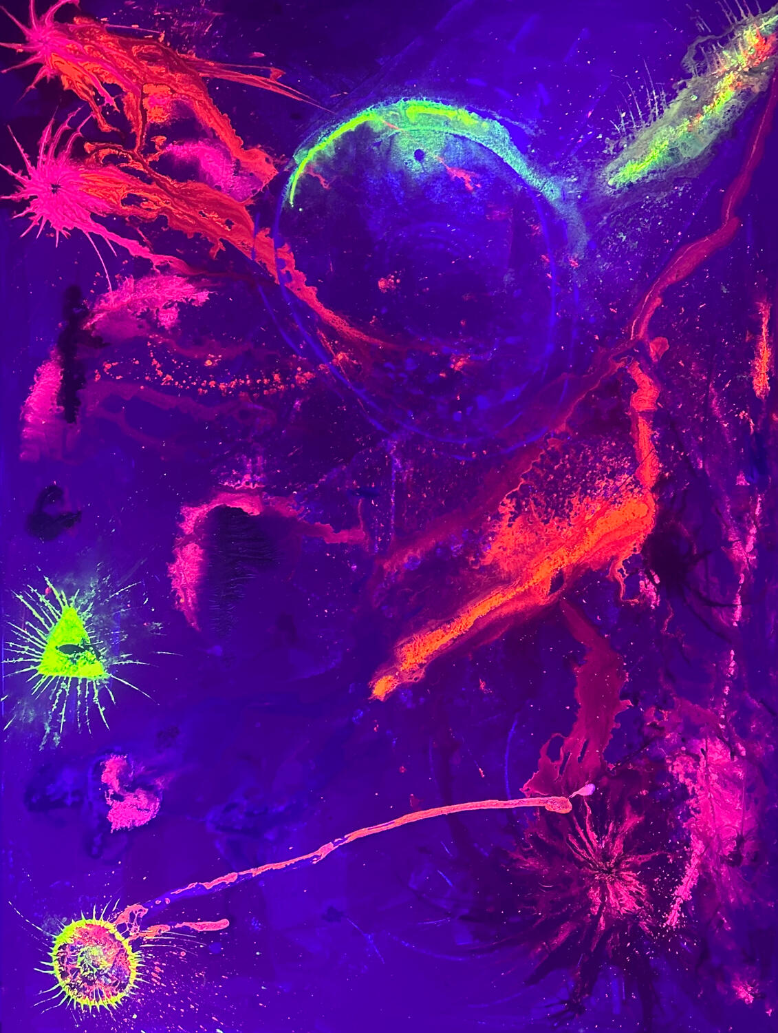 Ein leuchtstarkes Unikat mit UV‑aktiven Pigmenten, intensiven Neonfarben und kosmischer Strahlkraft.