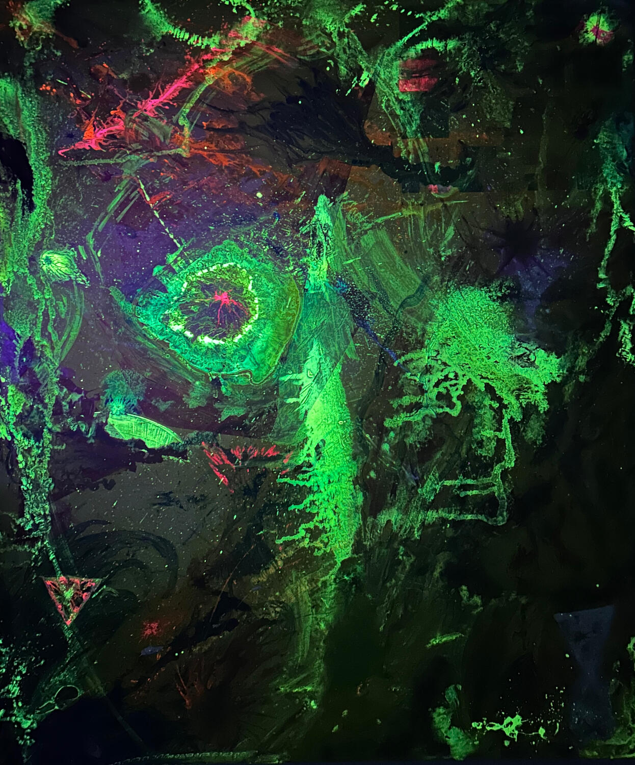 Schwarzlichtbetonung mit UV-Pigmenten. Leuchtende Ebenen intensivieren Tiefe und Raumwirkung.